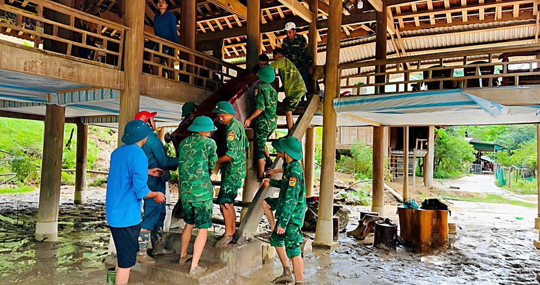 Các xã miền Tây Nghệ An tan hoang sau lũ, hàng trăm ngôi nhà chìm trong biển nước- Ảnh 10. Các xã miền Tây Nghệ An tan hoang sau lũ, hàng trăm ngôi nhà chìm trong biển nước- Ảnh 10.