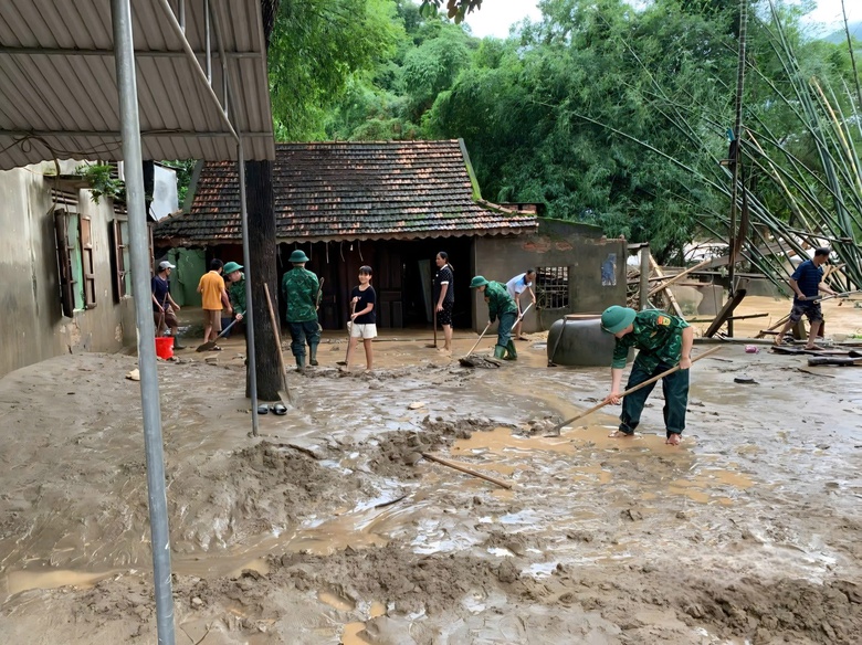 Các xã miền Tây Nghệ An tan hoang sau lũ, hàng trăm ngôi nhà chìm trong biển nước- Ảnh 12. Các xã miền Tây Nghệ An tan hoang sau lũ, hàng trăm ngôi nhà chìm trong biển nước- Ảnh 12.