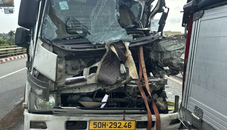 Phần đầu xe tải biến dạng, hư hỏng nặng - Ảnh: Văn Vĩnh.