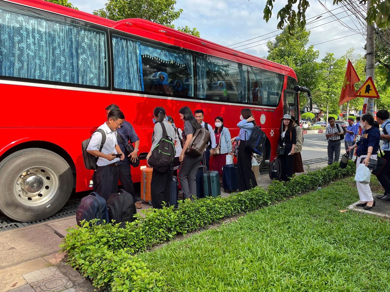 Chuyện của những cán bộ làm việc xa nhà hơn 100km sau sáp nhập- Ảnh 1. Chuyện của những cán bộ làm việc xa nhà hơn 100km sau sáp nhập- Ảnh 1.