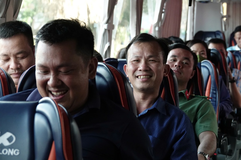 Chuyện của những cán bộ làm việc xa nhà hơn 100km sau sáp nhập- Ảnh 4. Chuyện của những cán bộ làm việc xa nhà hơn 100km sau sáp nhập- Ảnh 4.