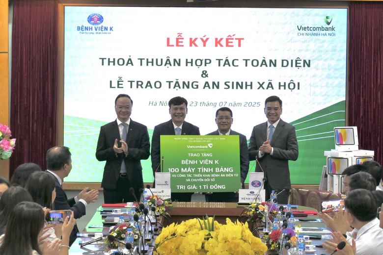 Vietcombank v&agrave; Bệnh viện K k&yacute; kết hợp t&aacute;c to&agrave;n diện, tặng 100 m&aacute;y t&iacute;nh bảng- Ảnh 2.