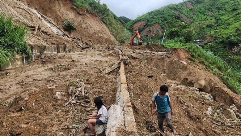 Nghệ An: Xã Nhôn Mai vẫn bị chia cắt do mưa lũ, thiệt hại gần 240 tỷ đồng- Ảnh 3. Nghệ An: Xã Nhôn Mai vẫn bị chia cắt do mưa lũ, thiệt hại gần 240 tỷ đồng- Ảnh 3.