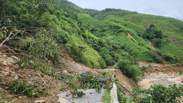 Nghệ An: Xã Nhôn Mai vẫn bị chia cắt do mưa lũ, thiệt hại gần 240 tỷ đồng- Ảnh 4. Nghệ An: Xã Nhôn Mai vẫn bị chia cắt do mưa lũ, thiệt hại gần 240 tỷ đồng- Ảnh 4.