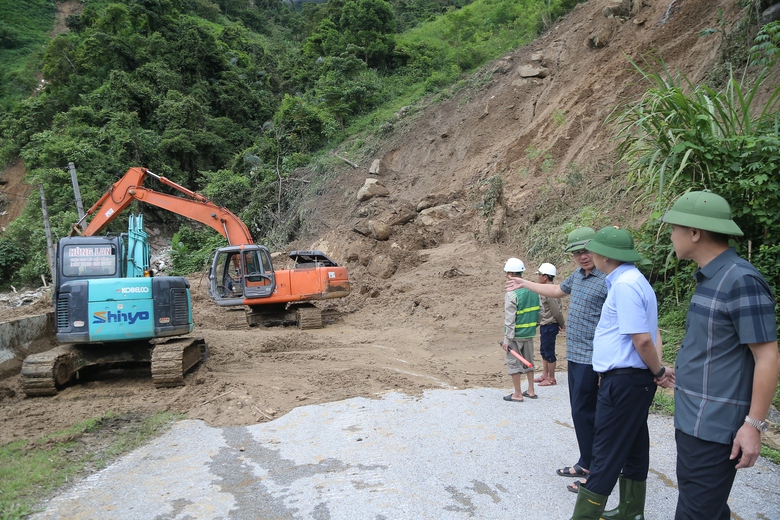Ngày đêm khắc phục sạt lở, sớm thông đường vào cứu trợ người dân vùng lũ Nghệ An- Ảnh 4. Ngày đêm khắc phục sạt lở, sớm thông đường vào cứu trợ người dân vùng lũ Nghệ An- Ảnh 4.