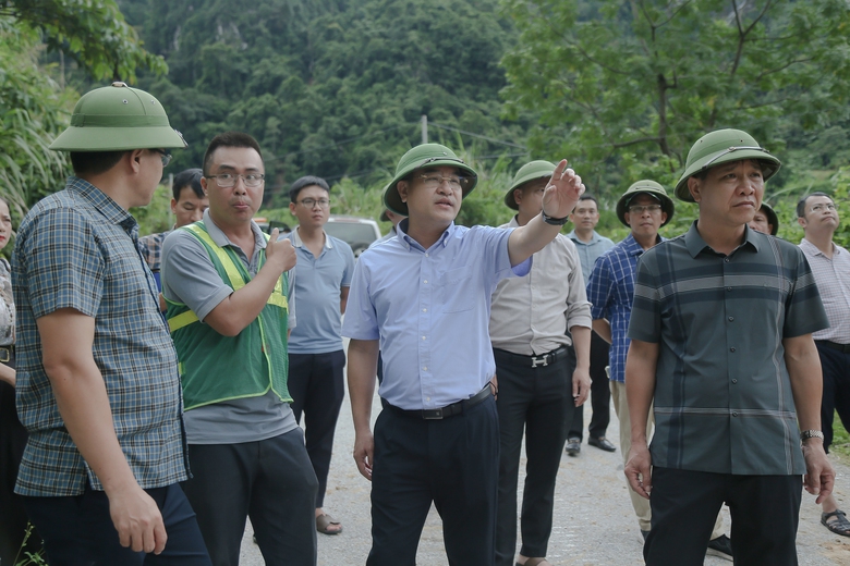 Ngày đêm khắc phục sạt lở, sớm thông đường vào cứu trợ người dân vùng lũ Nghệ An- Ảnh 1. Ngày đêm khắc phục sạt lở, sớm thông đường vào cứu trợ người dân vùng lũ Nghệ An- Ảnh 1.