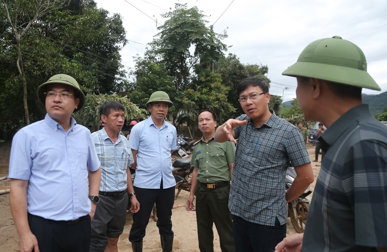 Ngày đêm khắc phục sạt lở, sớm thông đường vào cứu trợ người dân vùng lũ Nghệ An- Ảnh 3. Ngày đêm khắc phục sạt lở, sớm thông đường vào cứu trợ người dân vùng lũ Nghệ An- Ảnh 3.