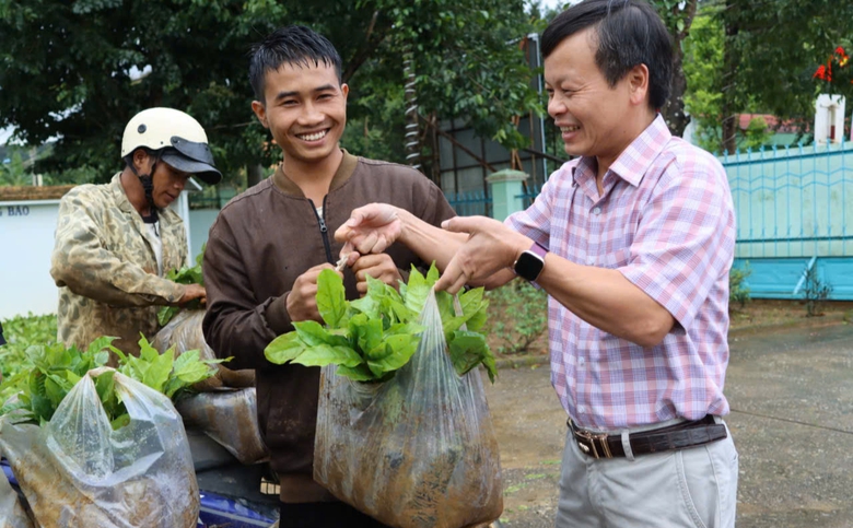 H&agrave;ng trăm ngh&igrave;n c&acirc;y giống trao tay đồng b&agrave;o Tu Mơ R&ocirc;ng thay cho hoa ch&uacute;c mừng đại hội- Ảnh 1.