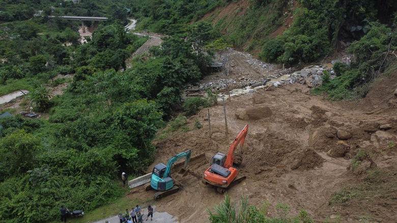 Ngày đêm khắc phục sạt lở, sớm thông đường vào cứu trợ người dân vùng lũ Nghệ An- Ảnh 2. Ngày đêm khắc phục sạt lở, sớm thông đường vào cứu trợ người dân vùng lũ Nghệ An- Ảnh 2.