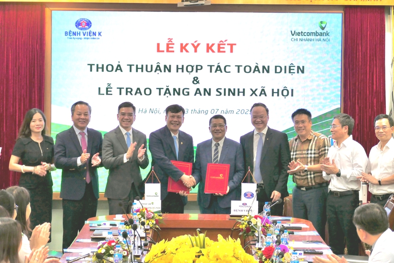 Vietcombank v&agrave; Bệnh viện K k&yacute; kết hợp t&aacute;c to&agrave;n diện, tặng 100 m&aacute;y t&iacute;nh bảng- Ảnh 1.