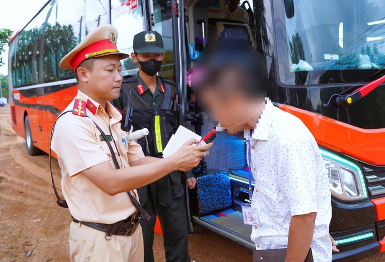Đồng Nai: CSGT mật phục gần qu&aacute;n nhậu xử l&yacute; &ldquo;ma men&rdquo; l&aacute;i xe- Ảnh 1.