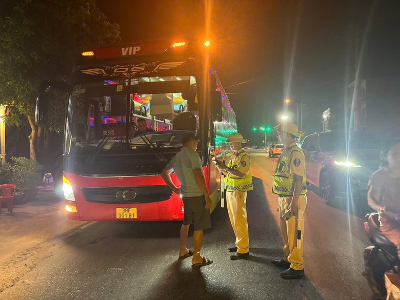 Li&ecirc;n tiếp t&agrave;i xế dương t&iacute;nh ma t&uacute;y, H&agrave; Tĩnh tăng cường tuần tra ngăn hiểm họa tai nạn- Ảnh 2.