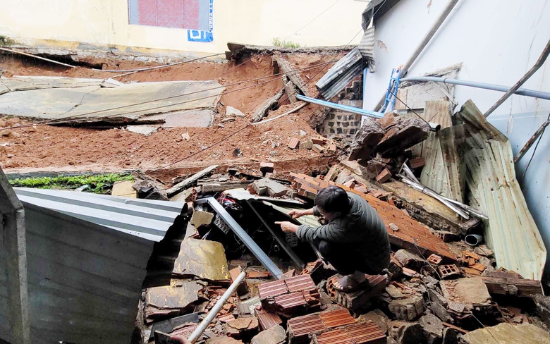 Bức tường 44m của bến xe Đức Long Gia Lai đổ vào nhà dân- Ảnh 2. Bức tường 44m của bến xe Đức Long Gia Lai đổ vào nhà dân- Ảnh 2.