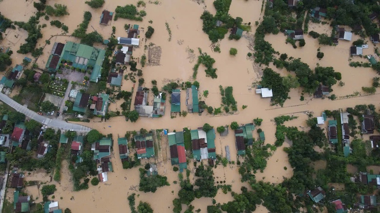 Nghe tin nhà bị lũ cuốn, người dân không về được do QL7 qua Nghệ An chìm trong biển nước- Ảnh 1. Nghe tin nhà bị lũ cuốn, người dân không về được do QL7 qua Nghệ An chìm trong biển nước- Ảnh 1.