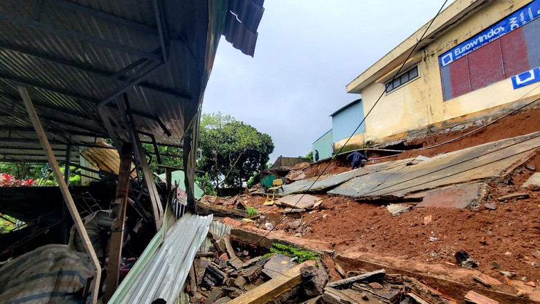 Bức tường 44m của bến xe Đức Long Gia Lai đổ vào nhà dân- Ảnh 1. Bức tường 44m của bến xe Đức Long Gia Lai đổ vào nhà dân- Ảnh 1.