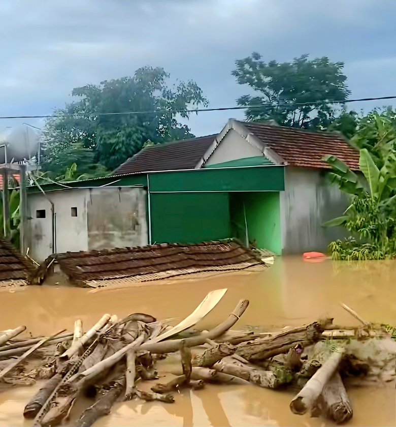 Nghe tin nhà bị lũ cuốn, người dân không về được do QL7 qua Nghệ An chìm trong biển nước- Ảnh 7. Nghe tin nhà bị lũ cuốn, người dân không về được do QL7 qua Nghệ An chìm trong biển nước- Ảnh 7.