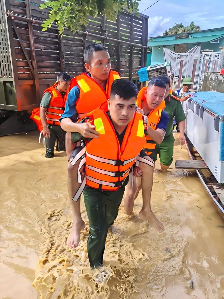 Nghe tin nhà bị lũ cuốn, người dân không về được do QL7 qua Nghệ An chìm trong biển nước- Ảnh 8. Nghe tin nhà bị lũ cuốn, người dân không về được do QL7 qua Nghệ An chìm trong biển nước- Ảnh 8.