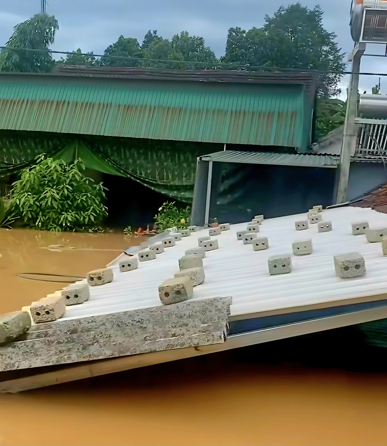 Nghe tin nhà bị lũ cuốn, người dân không về được do QL7 qua Nghệ An chìm trong biển nước- Ảnh 6. Nghe tin nhà bị lũ cuốn, người dân không về được do QL7 qua Nghệ An chìm trong biển nước- Ảnh 6.