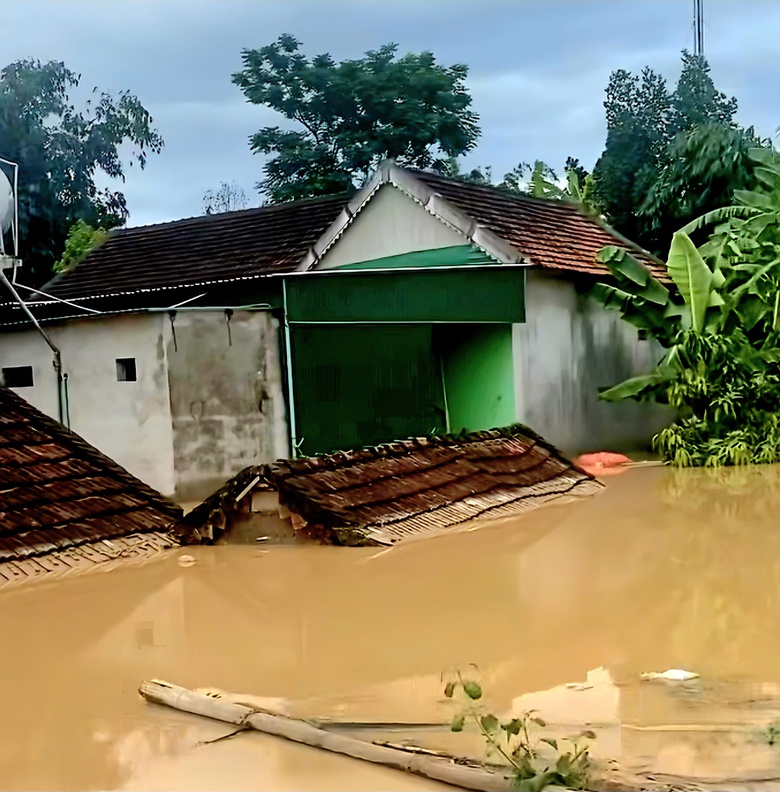Nghe tin nhà bị lũ cuốn, người dân không về được do QL7 qua Nghệ An chìm trong biển nước- Ảnh 5. Nghe tin nhà bị lũ cuốn, người dân không về được do QL7 qua Nghệ An chìm trong biển nước- Ảnh 5.