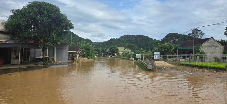 Nghe tin nhà bị lũ cuốn, người dân không về được do QL7 qua Nghệ An chìm trong biển nước- Ảnh 4. Nghe tin nhà bị lũ cuốn, người dân không về được do QL7 qua Nghệ An chìm trong biển nước- Ảnh 4.