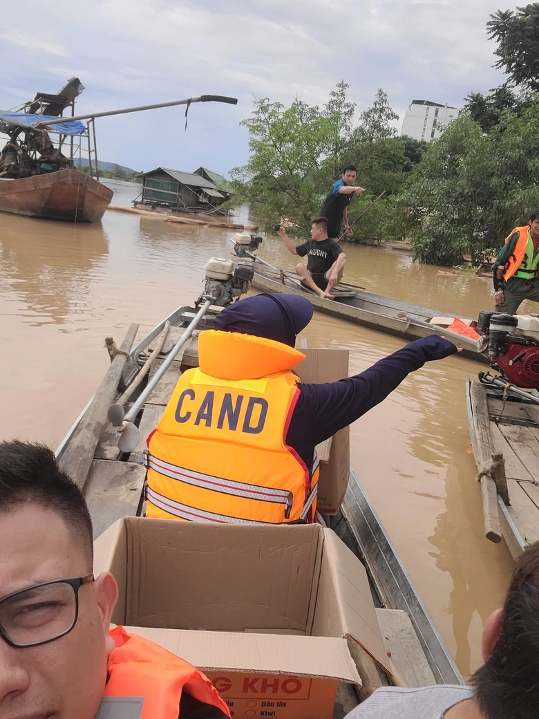 Nghe tin nhà bị lũ cuốn, người dân không về được do QL7 qua Nghệ An chìm trong biển nước- Ảnh 11. Nghe tin nhà bị lũ cuốn, người dân không về được do QL7 qua Nghệ An chìm trong biển nước- Ảnh 11.