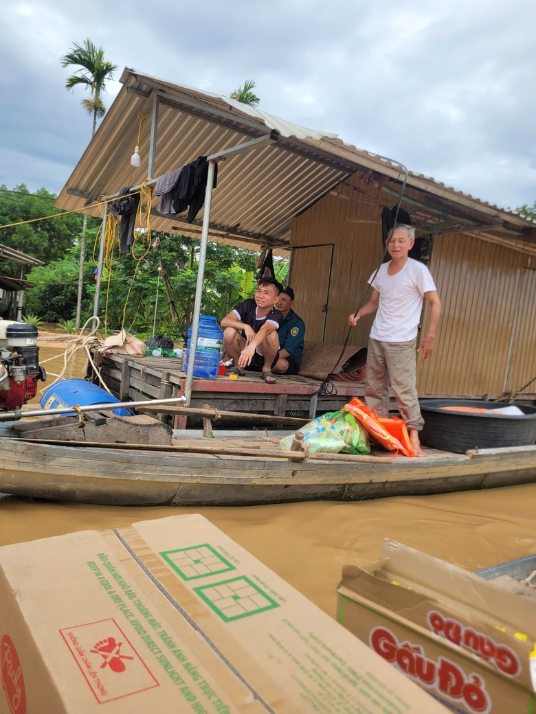 Nghe tin nhà bị lũ cuốn, người dân không về được do QL7 qua Nghệ An chìm trong biển nước- Ảnh 13. Nghe tin nhà bị lũ cuốn, người dân không về được do QL7 qua Nghệ An chìm trong biển nước- Ảnh 13.