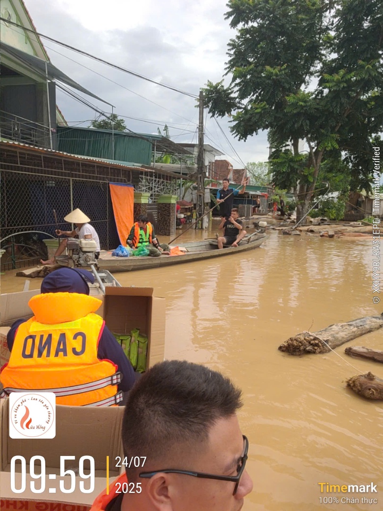 Nghe tin nhà bị lũ cuốn, người dân không về được do QL7 qua Nghệ An chìm trong biển nước- Ảnh 12. Nghe tin nhà bị lũ cuốn, người dân không về được do QL7 qua Nghệ An chìm trong biển nước- Ảnh 12.
