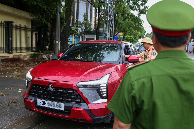 H&agrave; Nội: CSGT c&ugrave;ng c&ocirc;ng an x&atilde; lập chốt tr&ecirc;n tỉnh lộ, xử phạt nhiều h&agrave;nh vi- Ảnh 3.