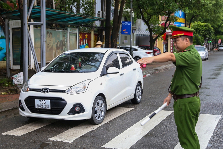 H&agrave; Nội: CSGT c&ugrave;ng c&ocirc;ng an x&atilde; lập chốt tr&ecirc;n tỉnh lộ, xử phạt nhiều h&agrave;nh vi- Ảnh 4.