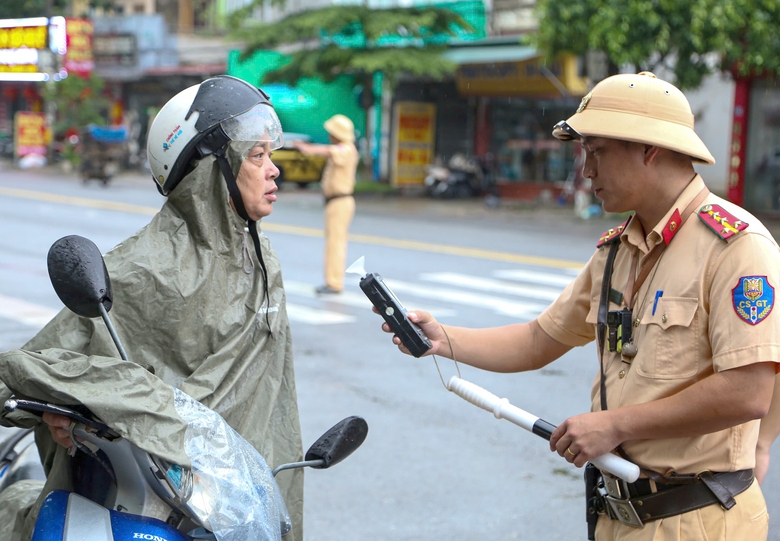 H&agrave; Nội: CSGT c&ugrave;ng c&ocirc;ng an x&atilde; lập chốt tr&ecirc;n tỉnh lộ, xử phạt nhiều h&agrave;nh vi- Ảnh 10.