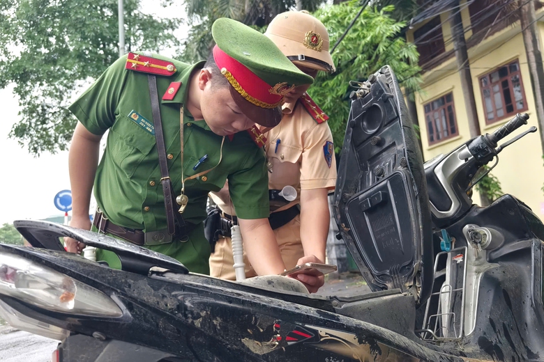 H&agrave; Nội: CSGT c&ugrave;ng c&ocirc;ng an x&atilde; lập chốt tr&ecirc;n tỉnh lộ, xử phạt nhiều h&agrave;nh vi- Ảnh 9.
