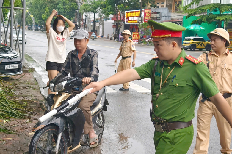 H&agrave; Nội: CSGT c&ugrave;ng c&ocirc;ng an x&atilde; lập chốt tr&ecirc;n tỉnh lộ, xử phạt nhiều h&agrave;nh vi- Ảnh 8.