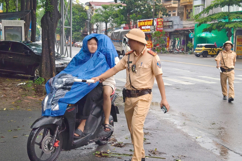 H&agrave; Nội: CSGT c&ugrave;ng c&ocirc;ng an x&atilde; lập chốt tr&ecirc;n tỉnh lộ, xử phạt nhiều h&agrave;nh vi- Ảnh 7.