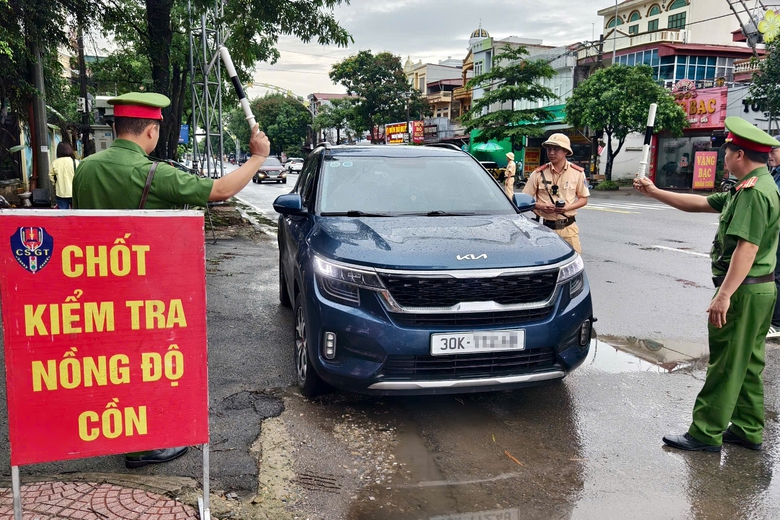 H&agrave; Nội: CSGT c&ugrave;ng c&ocirc;ng an x&atilde; lập chốt tr&ecirc;n tỉnh lộ, xử phạt nhiều h&agrave;nh vi- Ảnh 1.