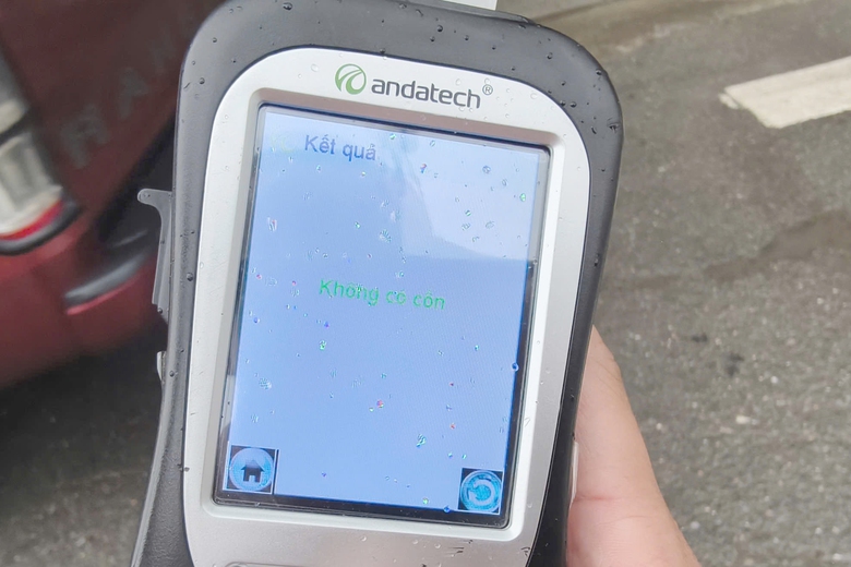 H&agrave; Nội: CSGT c&ugrave;ng c&ocirc;ng an x&atilde; lập chốt tr&ecirc;n tỉnh lộ, xử phạt nhiều h&agrave;nh vi- Ảnh 6.