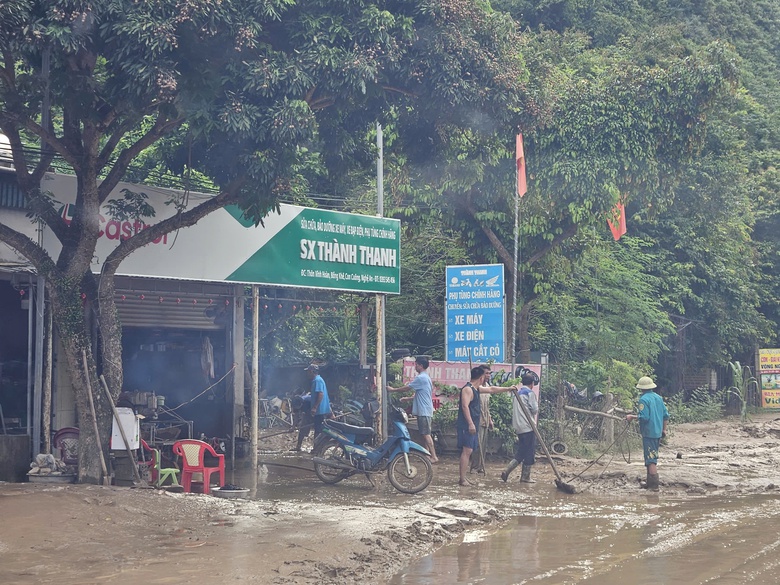 Nước lũ r&uacute;t, người d&acirc;n x&atilde; Con Cu&ocirc;ng nỗ lực khắc phục hậu quả, ổn định cuộc sống- Ảnh 3.