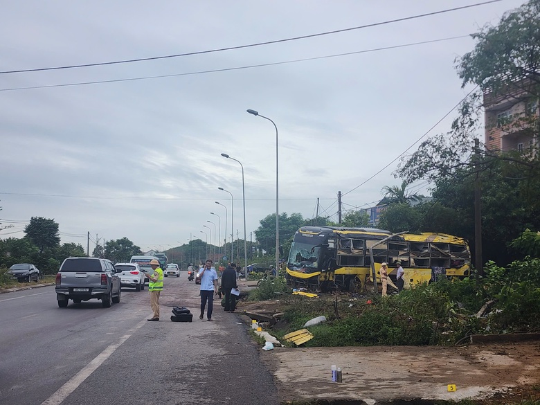 Ô tô khách tự lật ở Hà Tĩnh, 10 người tử vong, nhiều người bị thương- Ảnh 1. Ô tô khách tự lật ở Hà Tĩnh, 10 người tử vong, nhiều người bị thương- Ảnh 1.