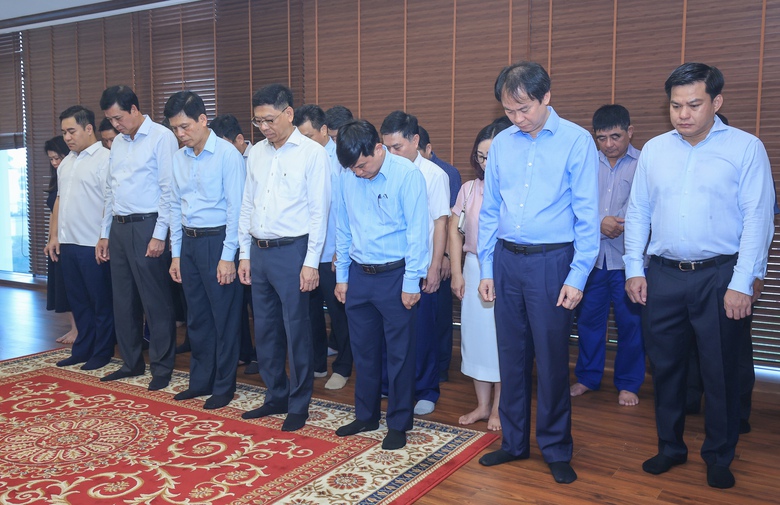 L&atilde;nh đạo Bộ X&acirc;y dựng d&acirc;ng hương tưởng niệm, tri &acirc;n c&aacute;c anh h&ugrave;ng liệt sĩ- Ảnh 4.