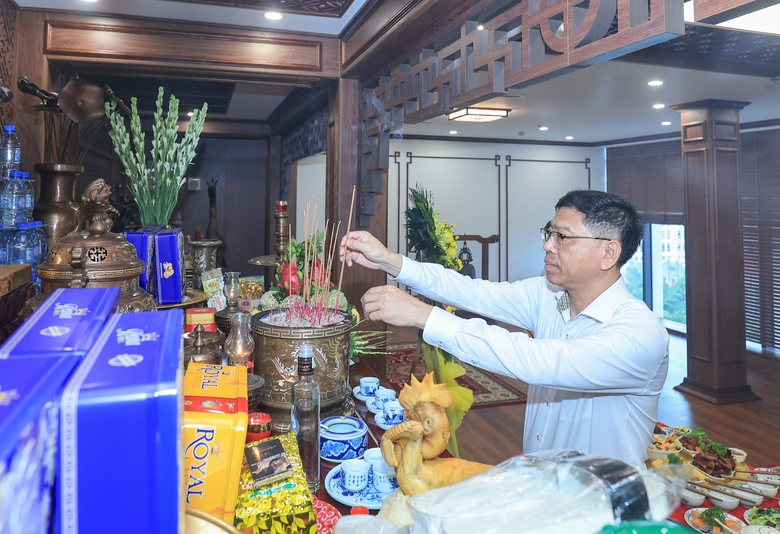 L&atilde;nh đạo Bộ X&acirc;y dựng d&acirc;ng hương tưởng niệm, tri &acirc;n c&aacute;c anh h&ugrave;ng liệt sĩ- Ảnh 2.