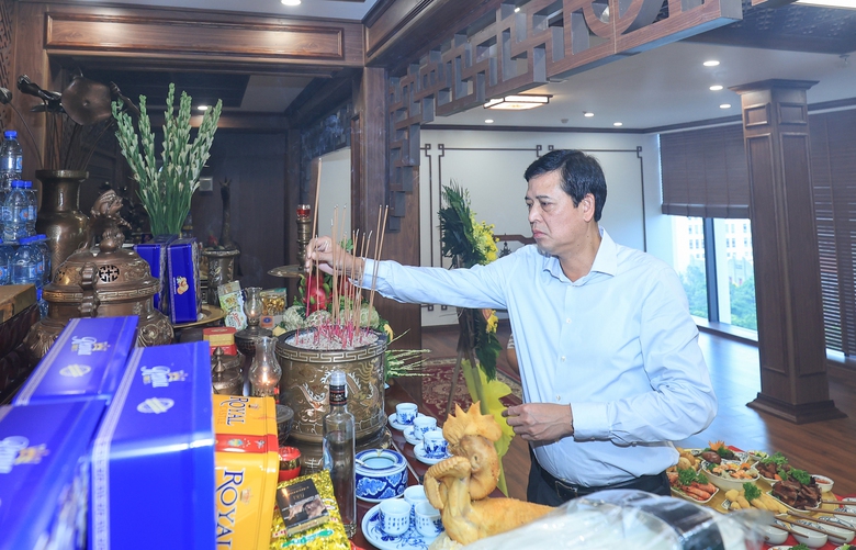 L&atilde;nh đạo Bộ X&acirc;y dựng d&acirc;ng hương tưởng niệm, tri &acirc;n c&aacute;c anh h&ugrave;ng liệt sĩ- Ảnh 3.