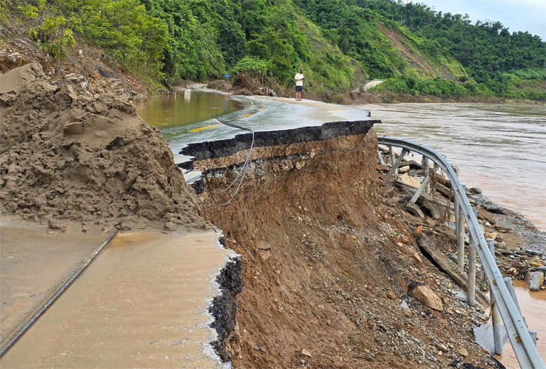 Nghệ An: Nhiều đoạn tr&ecirc;n quốc lộ 7 sạt lở nghi&ecirc;m trọng sau mưa lũ- Ảnh 10.