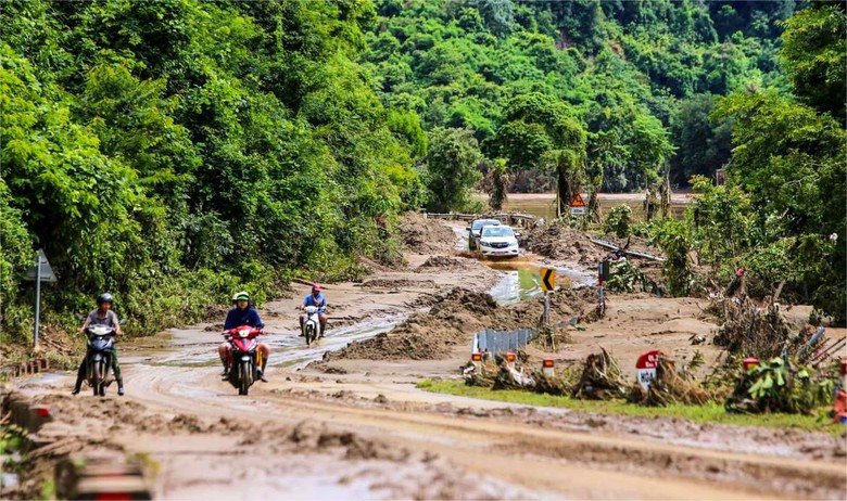 Nghệ An: Nhiều đoạn tr&ecirc;n quốc lộ 7 sạt lở nghi&ecirc;m trọng sau mưa lũ- Ảnh 13.