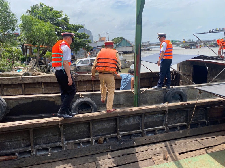 TP.HCM: Tổng kiểm so&aacute;t vận tải đường bộ v&agrave; đường thủy, kh&ocirc;ng c&oacute; v&ugrave;ng cấm, kh&ocirc;ng ngoại lệ- Ảnh 1.