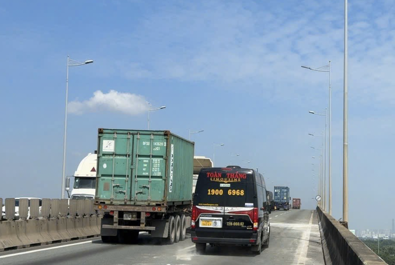 Hoàn thành sửa khe co giãn cầu Long Thành, cao tốc thông thoáng trở lại- Ảnh 2. Hoàn thành sửa khe co giãn cầu Long Thành, cao tốc thông thoáng trở lại- Ảnh 2.