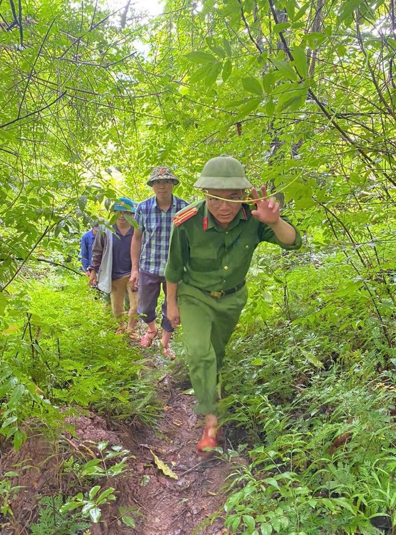 Nghệ An: Xuất hiện vết nứt trên núi, hàng chục hộ dân sơ tán khẩn- Ảnh 1. Nghệ An: Xuất hiện vết nứt trên núi, hàng chục hộ dân sơ tán khẩn- Ảnh 1.