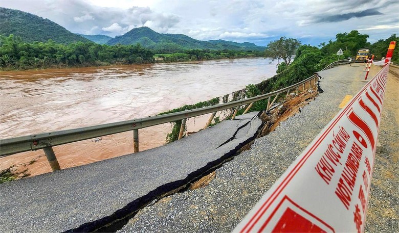 Nghệ An: Nhiều đoạn tr&ecirc;n quốc lộ 7 sạt lở nghi&ecirc;m trọng sau mưa lũ- Ảnh 6.
