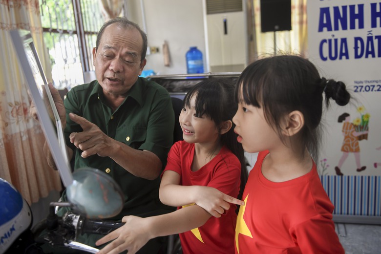 Những bức tranh do con em nh&acirc;n vi&ecirc;n Vinamilk vẽ trở th&agrave;nh cầu nối gắn kết qu&aacute; khứ với tương lai (Ảnh: Thanh B&igrave;nh).