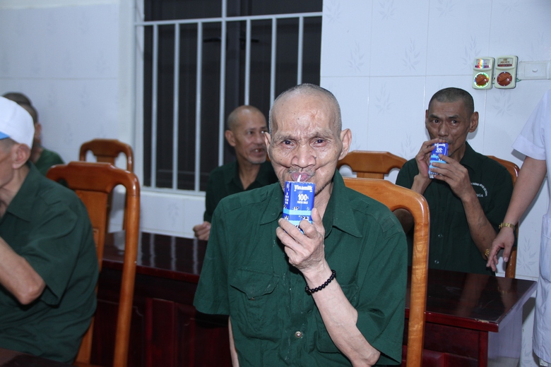 G&oacute;p phần chăm s&oacute;c sức khỏe thể chất cho những anh h&ugrave;ng của đất nước, Vinamilk d&agrave;nh tặng những m&oacute;n qu&agrave; dinh dưỡng thiết thực như sữa tươi Vinamilk 100%, sữa hỗ trợ ăn ngủ ngon Sure Prevent Gold&hellip; (Ảnh: Thanh B&igrave;nh).