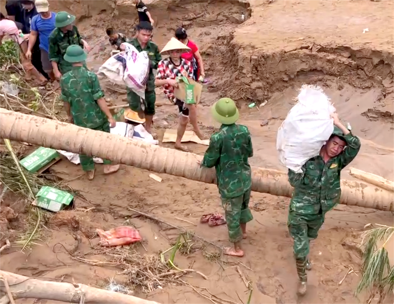 Nghệ An: Xuất hiện vết nứt trên núi, hàng chục hộ dân sơ tán khẩn- Ảnh 5. Nghệ An: Xuất hiện vết nứt trên núi, hàng chục hộ dân sơ tán khẩn- Ảnh 5.