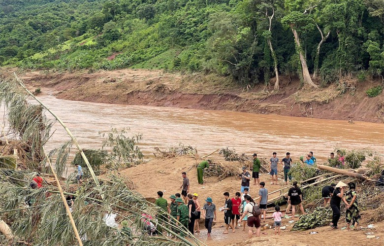 Nghệ An: Xuất hiện vết nứt trên núi, hàng chục hộ dân sơ tán khẩn- Ảnh 6. Nghệ An: Xuất hiện vết nứt trên núi, hàng chục hộ dân sơ tán khẩn- Ảnh 6.